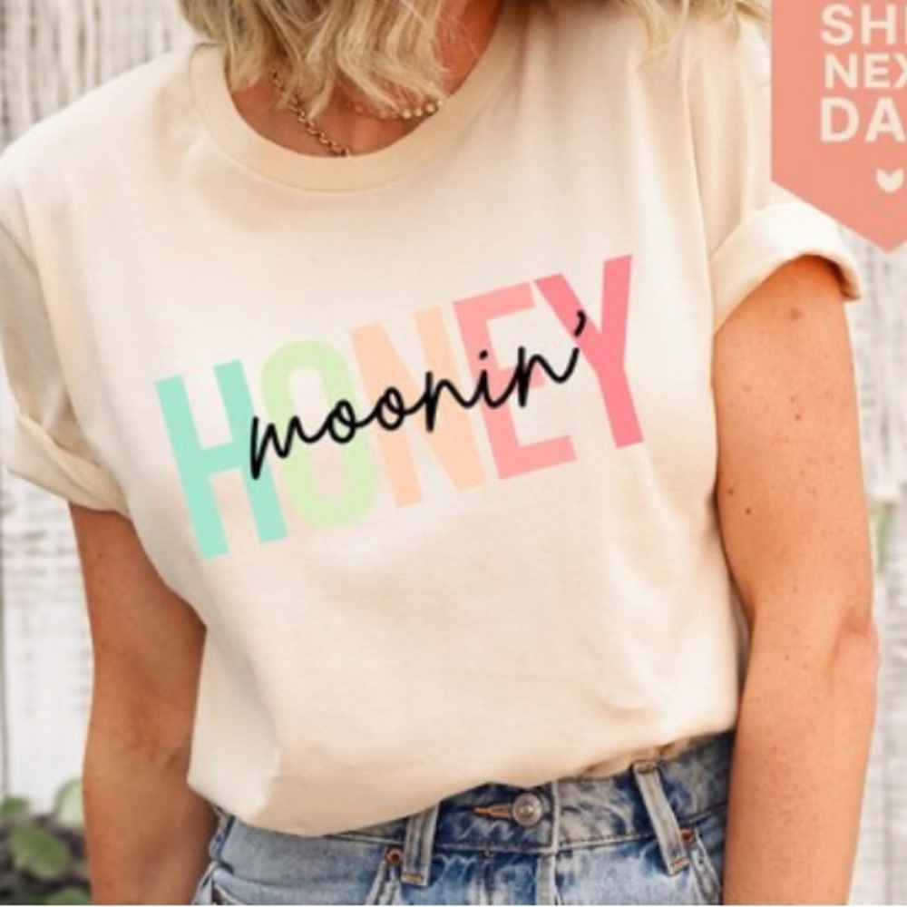 BRAND NEW honey moonin’ T Shirt